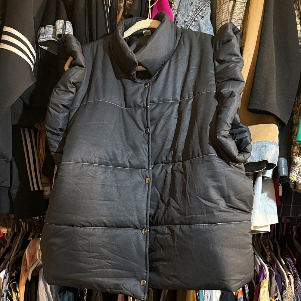 Women's Black Puffer Vest With Ruffle Detail - Picture 4 of 5